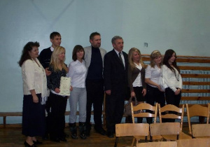 Uczniowie liceum z Eugenią Miodyńską, Wojciechem Bonowiczem i Kazimierzem Tischnerem